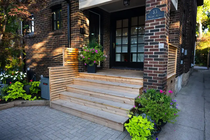 Custom cedar deck by The Wolfs, Mississauga