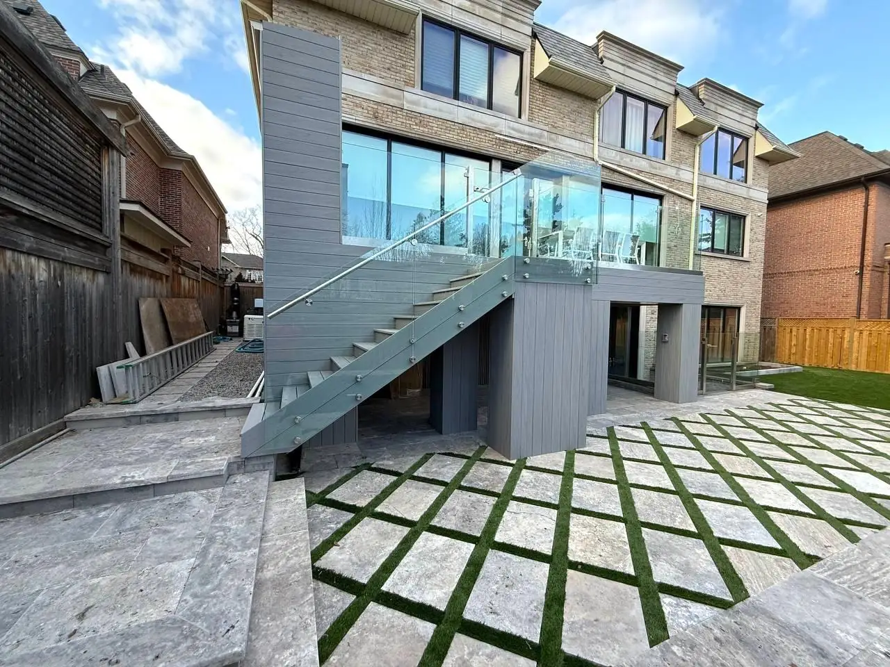 Premium composite deck by The Wolfs, Oakville